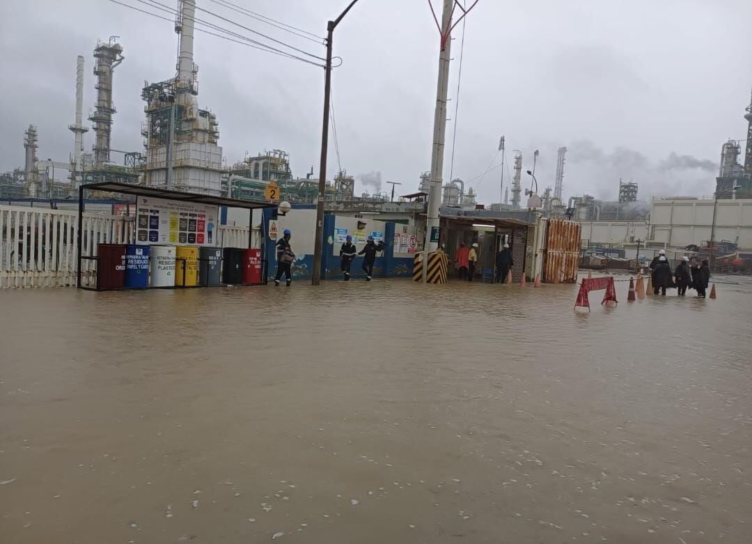 La refinería de Talara, que costó a todos los peruanos la friolera de ¡seis mil millones de dólares! cuando el país apenas produce petróleo, se inundó tras las intensas lluvias que caen desde hace varios días en toda la región Piura.