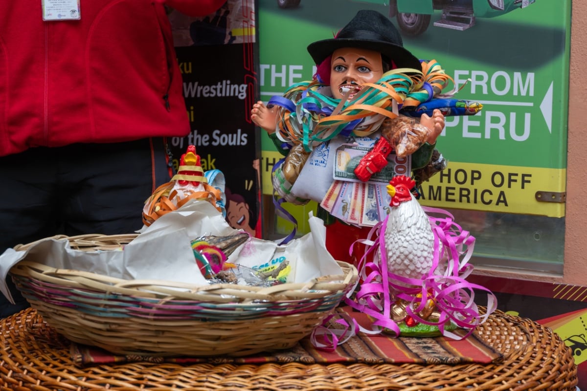 La pequeña figura suele cargar objetos que representan prosperidad y bienestar. Foto: Istock.