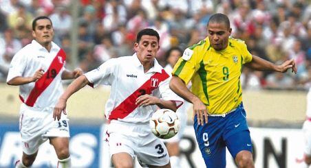 LIMA, 16 DE NOVIEMBRE DEL 2003
ELIMINATORIAS MUNDIAL ALEMANIA 2006. PARTIDO ENTRE LAS SELECCIONES DE PERU Y BRASIL, EN EL ESTADIO MONUMENTAL DE ATE.
FOTO: LINO CHIPANA / EL COMERCIO