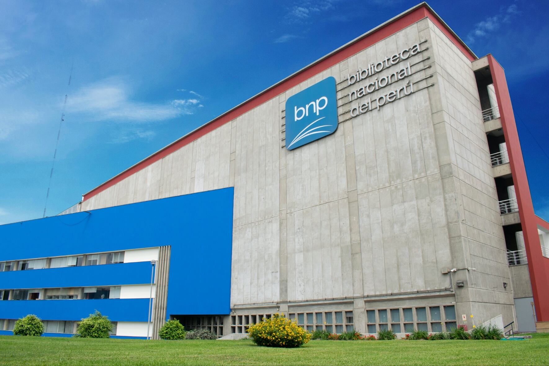 Moderna sede ubicada en la avenida De la Poesía en San Borja.