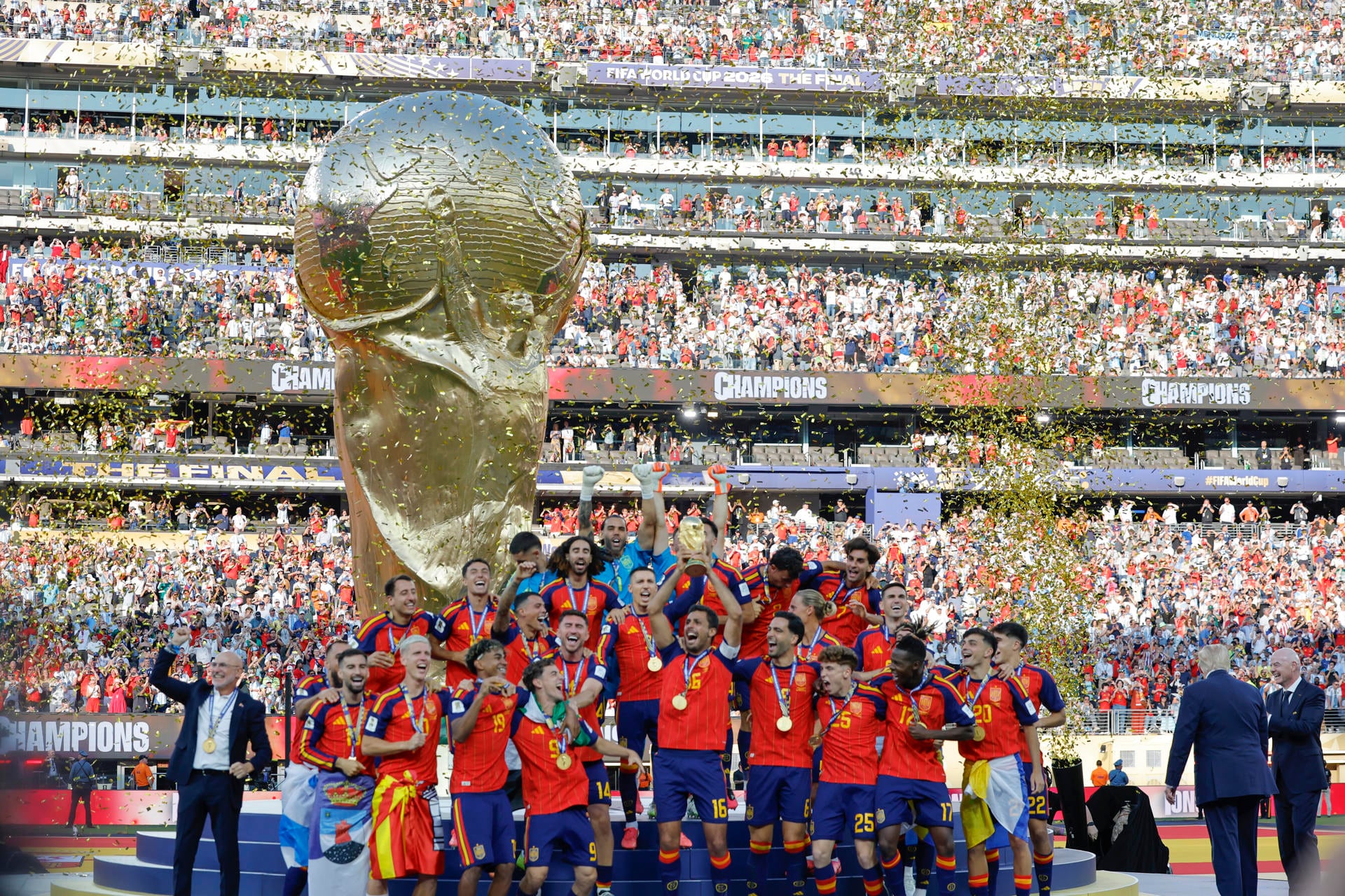Jugadores de España celebran con el trofeo del Mundial de la FIFA 2026 en el estadio MetLife en East Rutherford. EFE/ Lavandeira Jr