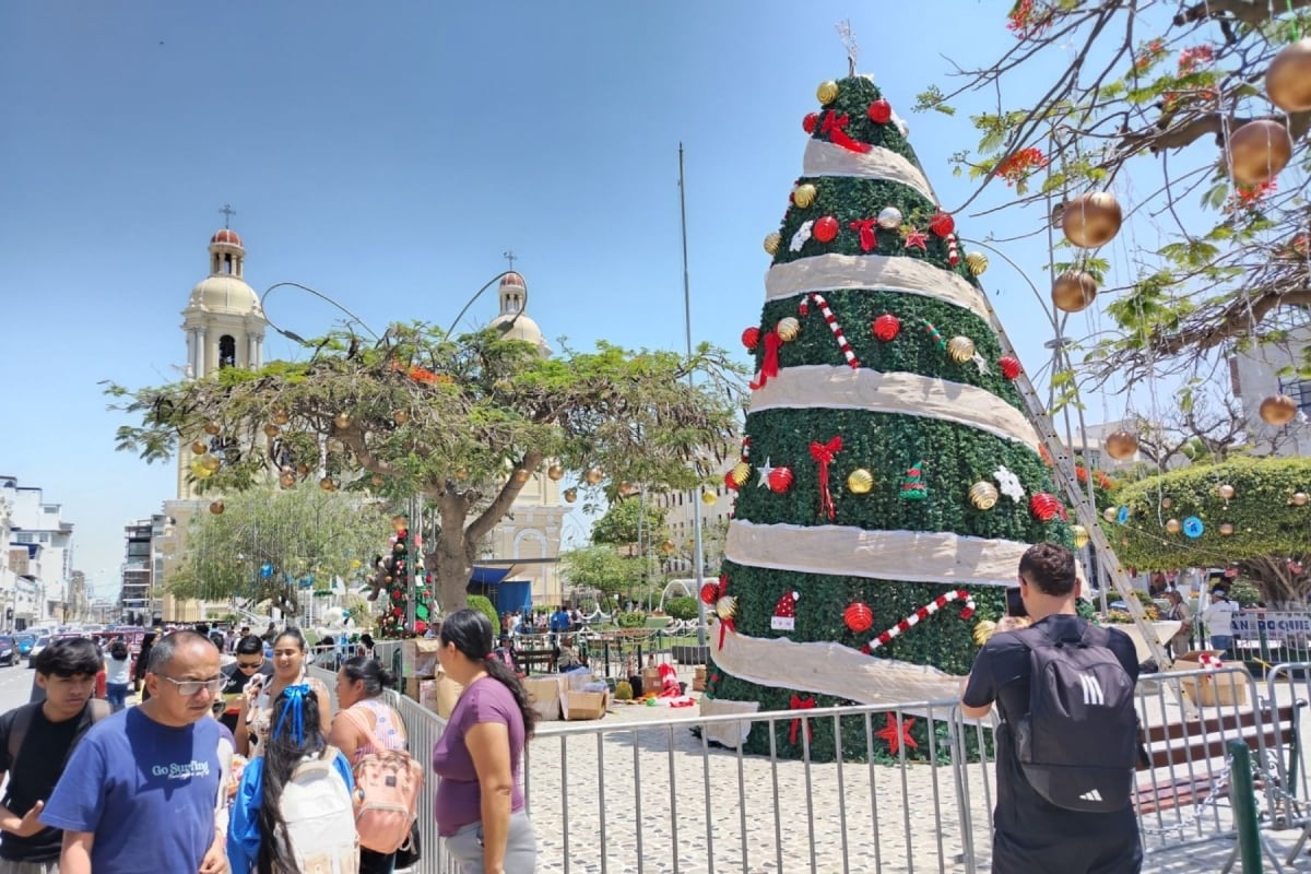 Ajustan árbol navideño de Chiclayo tras críticas y observaciones de la Contraloría. (Foto: Andina)