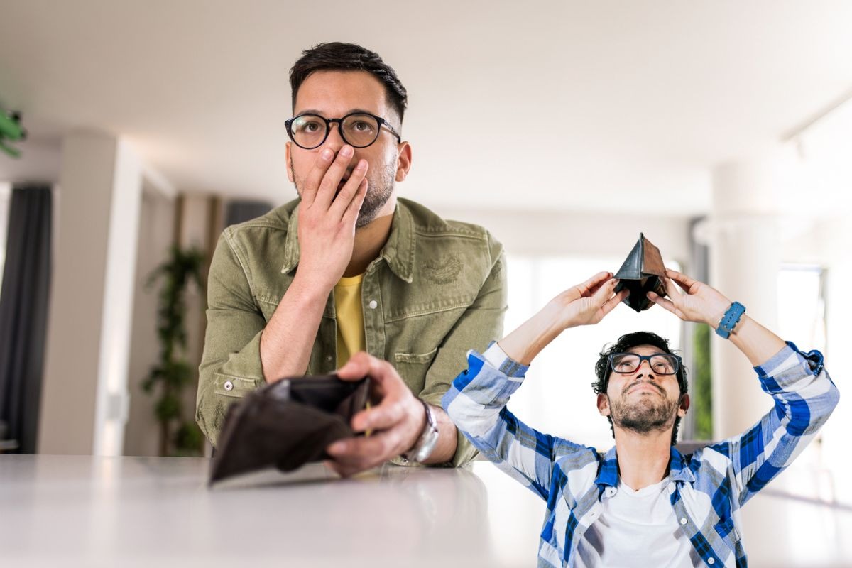 Monitorea tus finanzas de cerca e identifícalos en tus movimientos mensuales. Analiza cuáles son realmente necesarios y elimina los que no. Foto: Composición / iStock.