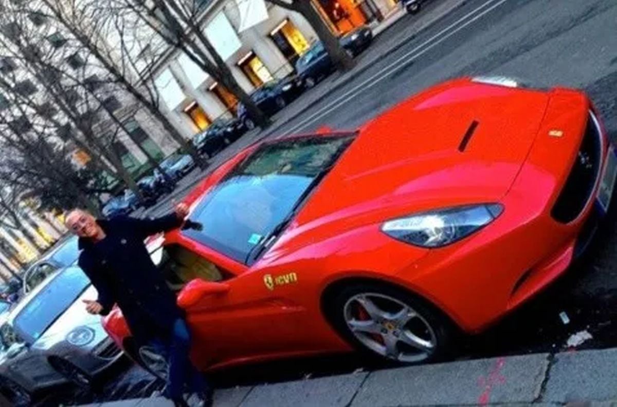 Junto a su Ferrari California (Foto: tork.news)