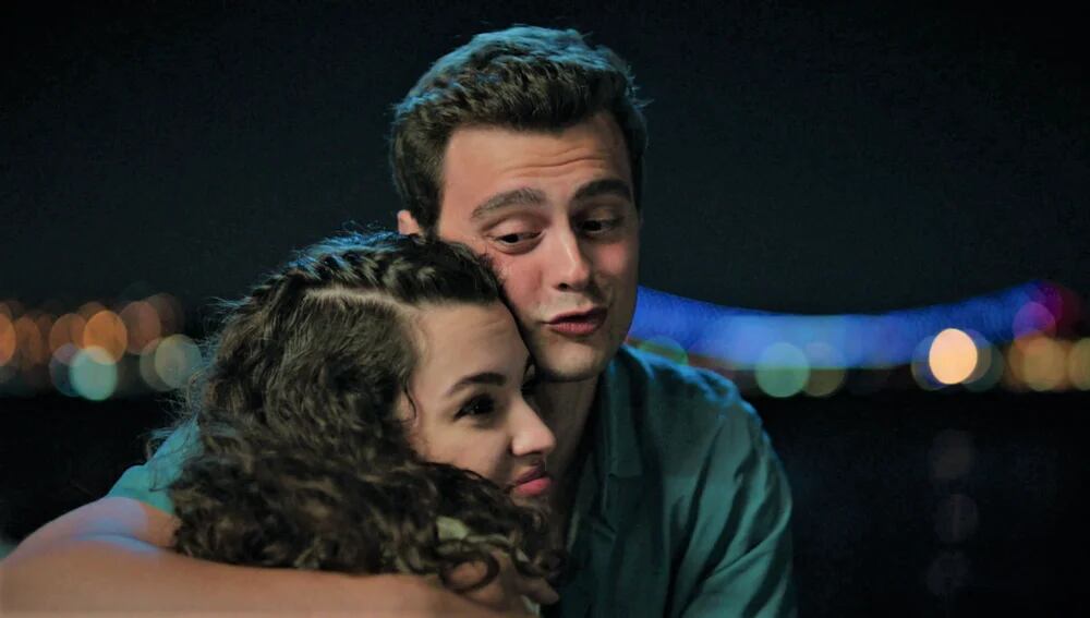 El abrazo de Ömer y Asiye en la telenovela turca "Hermanos" (Foto: NG Medya)