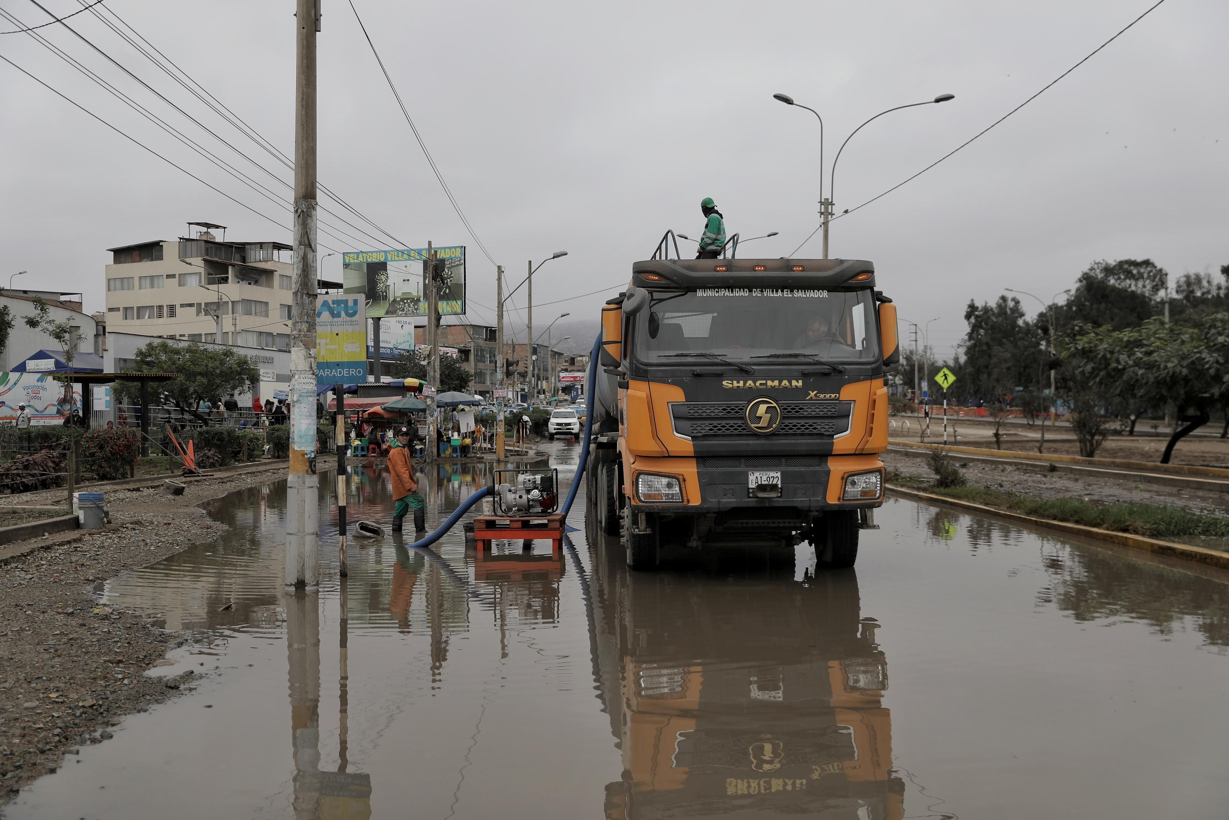 Autoridades tratan de combatir el aniego provocado por las intensas lloviznas. Foto: Joel Alonzo/ @photo.gec