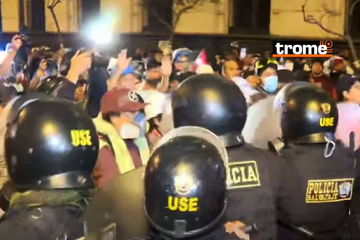 Un gran número de manifestantes se enfrentó con la Policía en las afueras del Congreso.