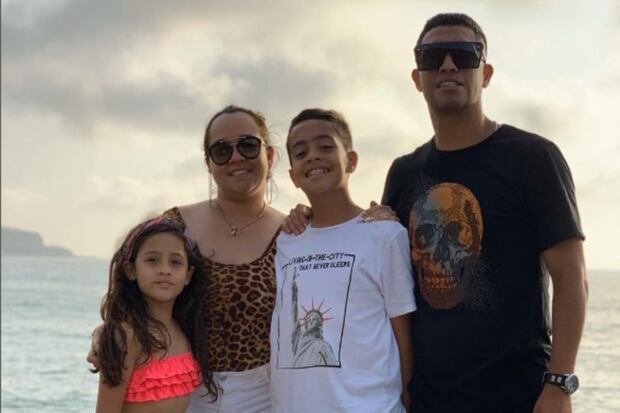 Junior Viza posa junto a su esposa y sus hijos (Foto: GEC)