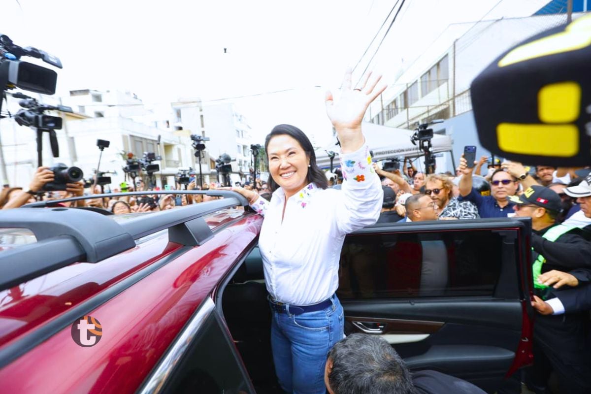 Keiko Fujimori saluda a los simpatizantes de Fuerza Popular (Foto: GEC)