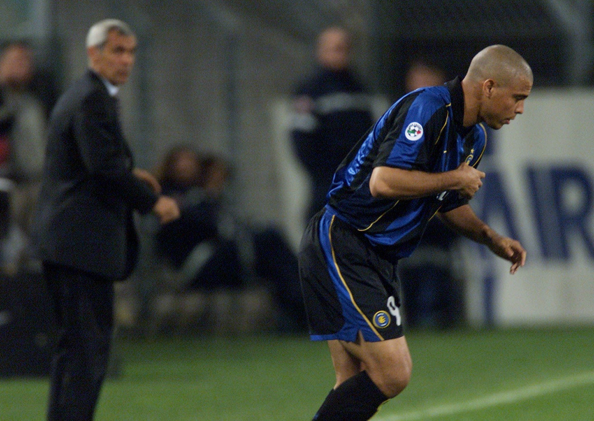 Inter Milan FC coach Ector Cuper (L) looks to his Brazilian star Ronaldo as he prepares to play against Brasov during their UEFA cup first round first leg match in Trieste's stadium September 20, 2001. Ronaldo returned to official competition from a 17-month injury absence. REUTERS/Vincenzo Pinto
RONALDO_INTER DE MILAN_2001SET26
