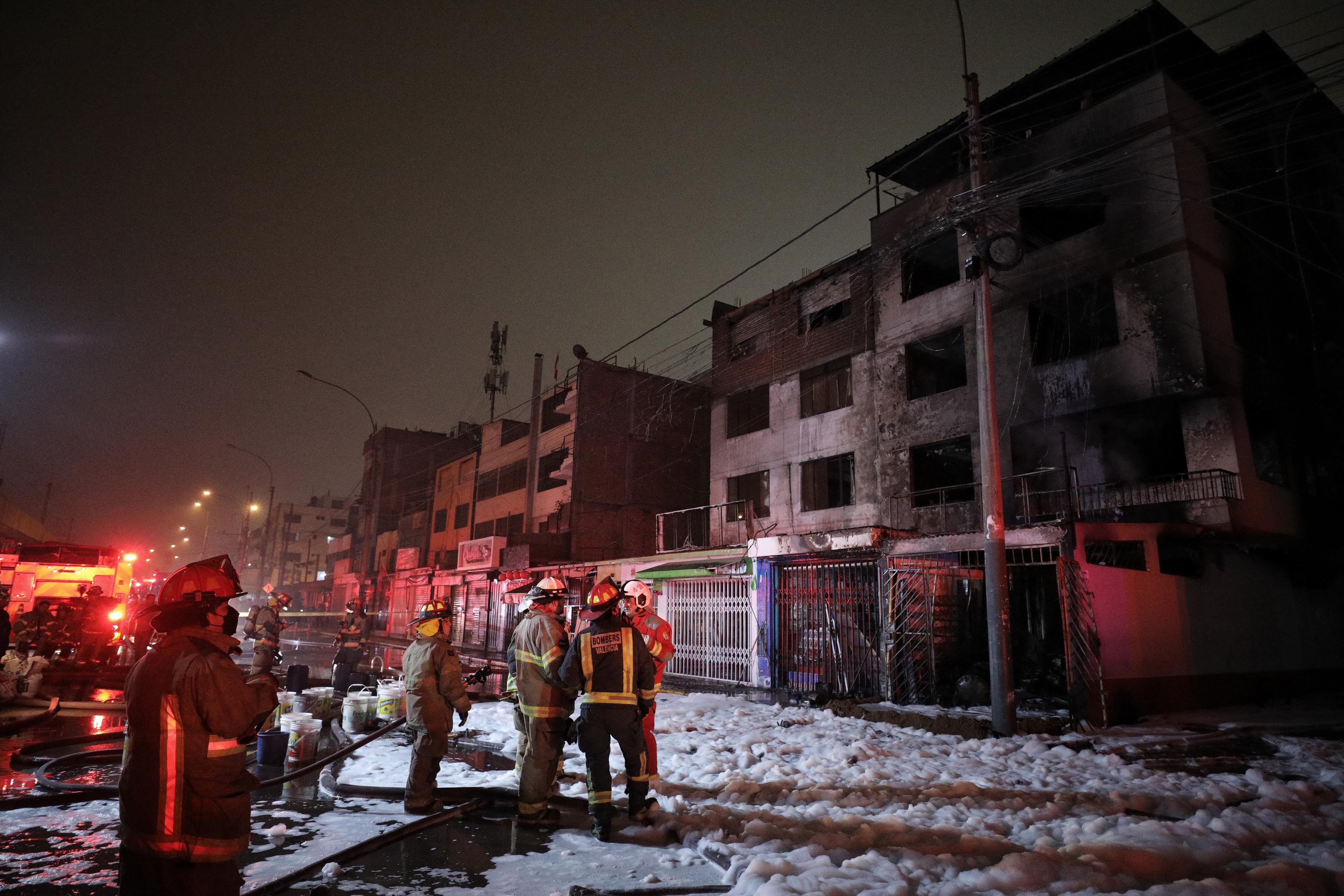 Incendio se desató en este inmueble de San Borja. (Joel Alonso @gec)
