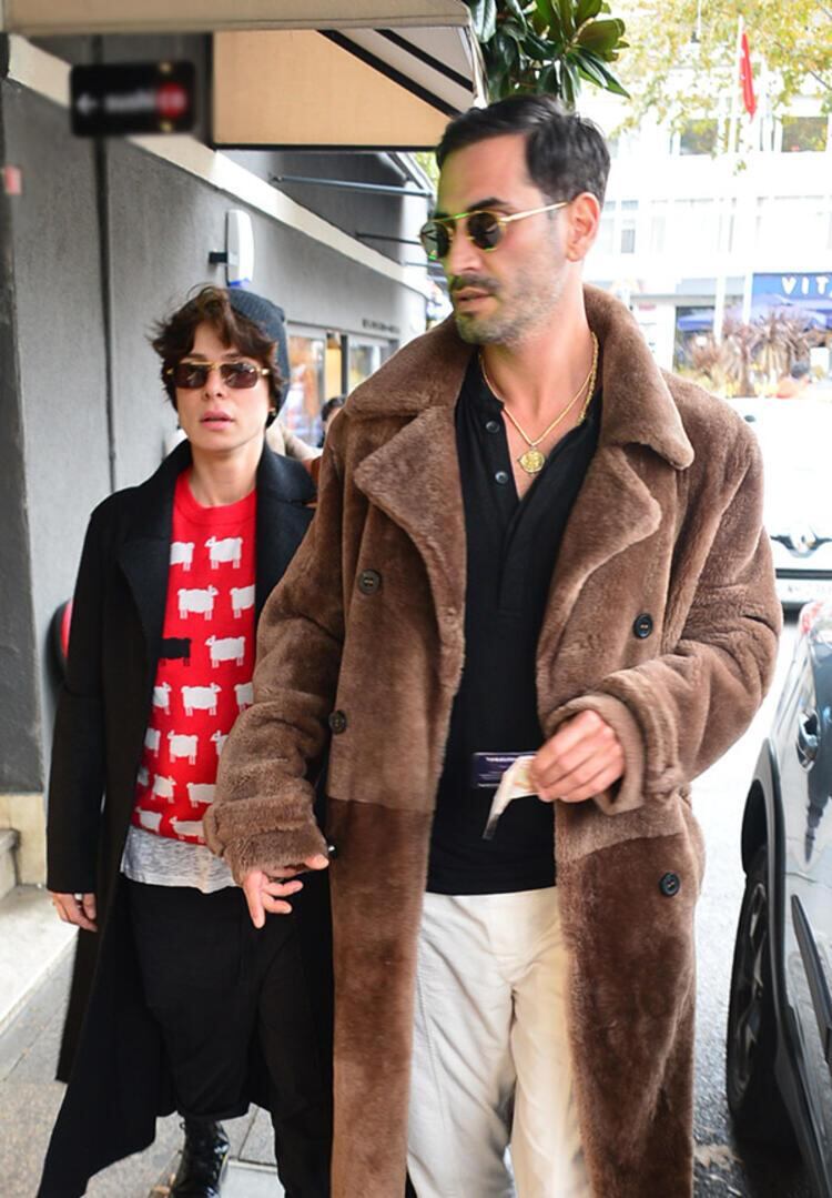 Özge Özpirinçci y su pareja, el también actor Burak Yamantürk, (Foto: Milliyet)