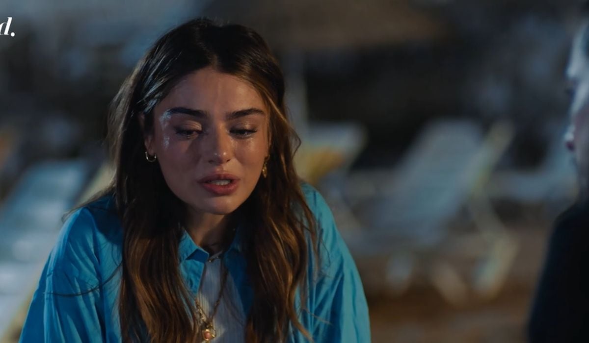 Haziran está desconsolada en "Ada Masali" porque olvidó la fecha de la muerte de su padre y llora en la playa (Foto: Ay Yapım)