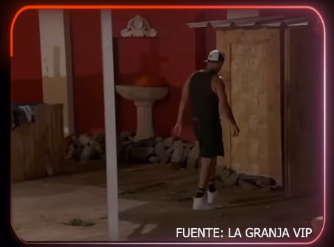 Paul Michael ingresa minutos después al mismo baño de la granja, donde estaba Pamela López.