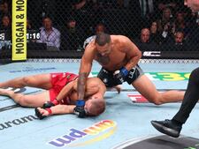 Carlos Ulberg da la sopresa con KO sobre Procházka y se lleva el título para Nueva Zelanda |VIDEO