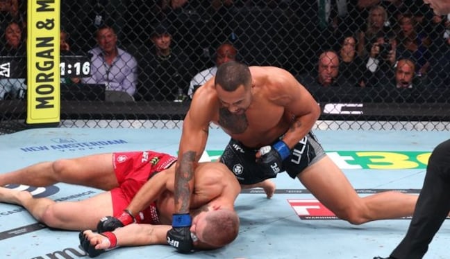 Carlos Ulberg se coronó campeón en el UFC 327 (@UFCNews)