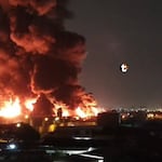¡Infierno en Comas! Incendio código cuatro devoró tres almacenes de colchones y químicos en plena zona industrial