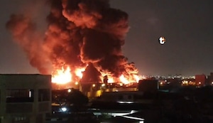 ¡Infierno en Comas! Incendio código cuatro devoró tres almacenes de colchones y químicos en plena zona industrial