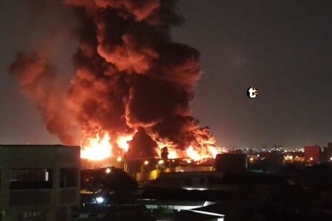 ¡Infierno en Comas! Incendio código cuatro devoró tres almacenes de colchones y químicos en plena zona in...