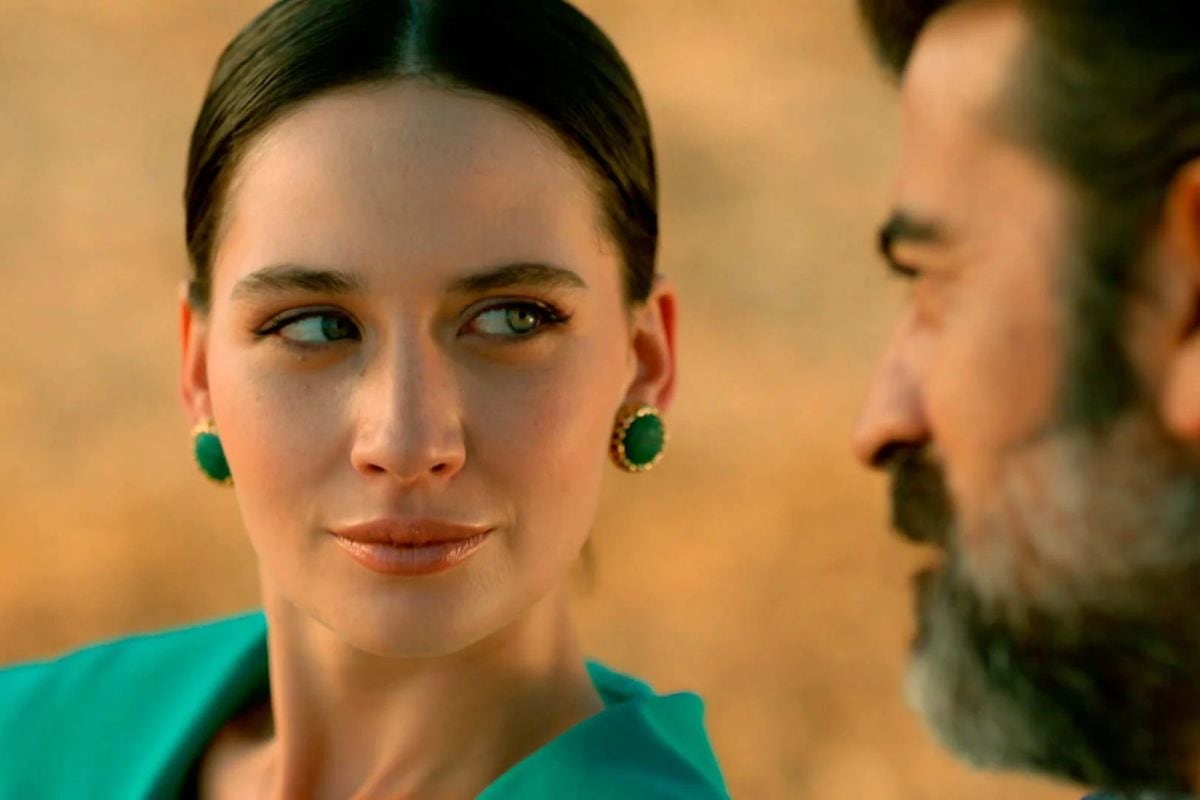 Betül logra venderle a Abdülkadir unos terrenos de los Yaman (Foto: Tims & B Productions)