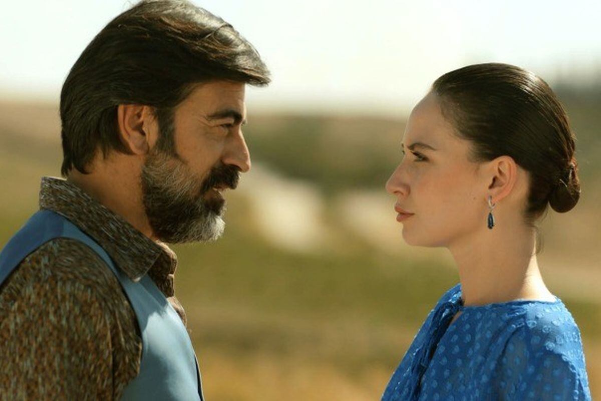 Abdülkadir amenaza a Betül en Tierra amarga" (Foto: Tims & B Productions)