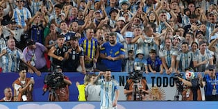 Lionel Messi suma 16 goles en los mundiales. 'La Pulga' hace historia. (AP Photo/Ed Zurga)