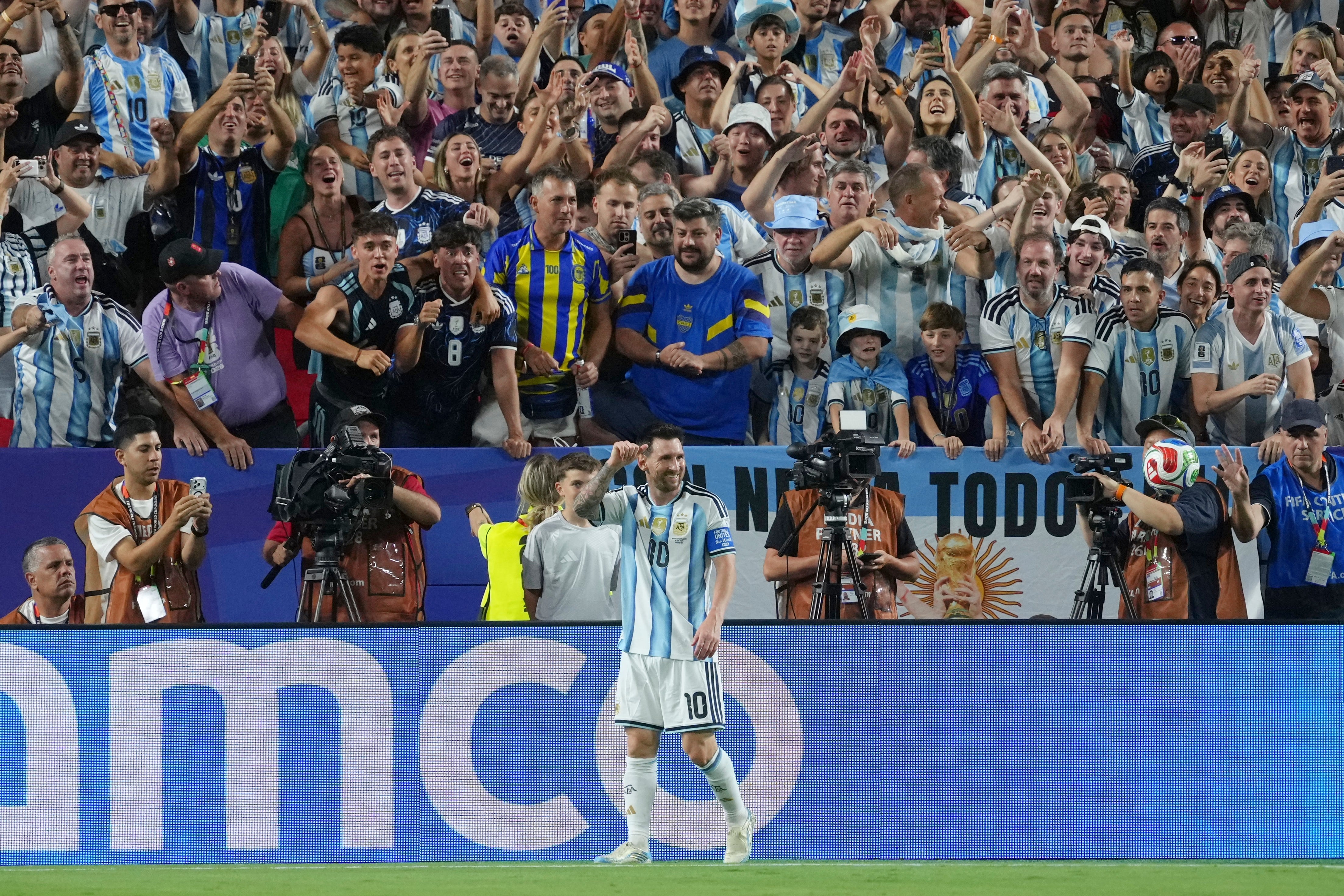 Lionel Messi suma 16 goles en los mundiales. 'La Pulga' hace historia. (AP Photo/Ed Zurga)