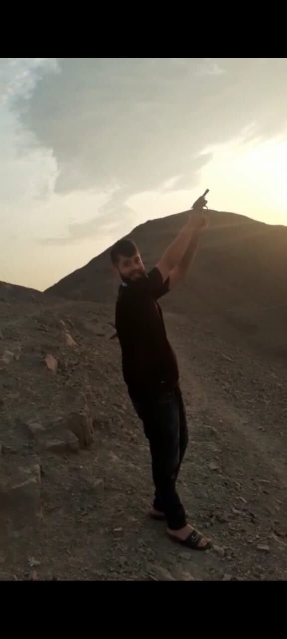 Expolicía Anthony Guzmán efectúa disparos al aire.