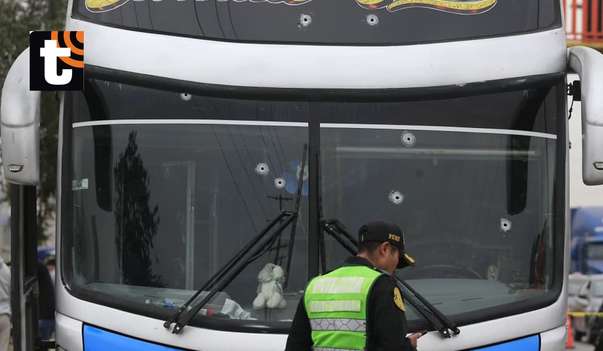 Los Olivos: tres heridos deja ataque a bus de orquesta “Las Estrellas de la Cumbia”.foto: Cesar Bueno @photo.gec