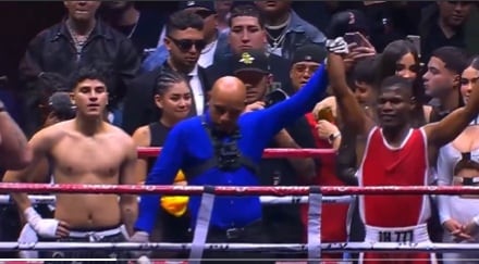 JH de la Cruz celebra su victoria sobre Cristorata. (Kick Westcol)