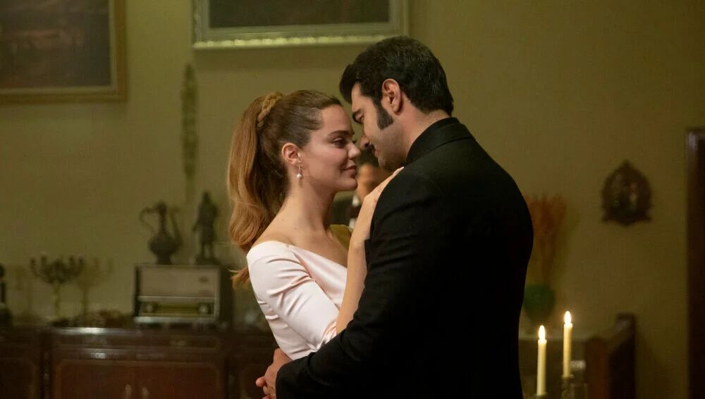 Züleyha y Demir en un capítulo de “Tierra amarga” (Foto: Tims & B Productions)