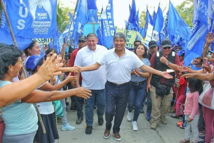 Brucelee Bermudo Guerra, detrás del gobernador regional de Ayacucho, Wilfredo Oscorima, durante una campaña de 2022.