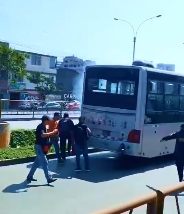 Bus del Metropolitano emite humo en estación de Independencia y pasajeros tuvieron que descender.