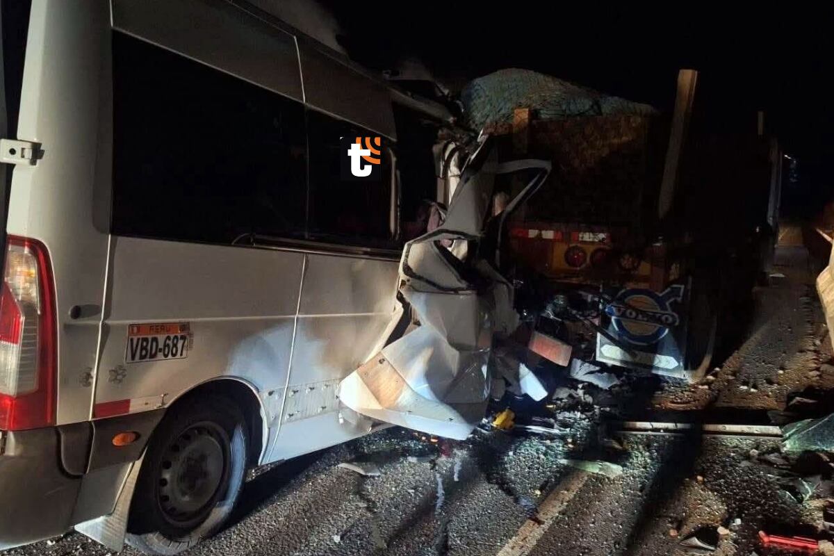 Al menos 9 muertos tras choque de miniván contra tráiler.
