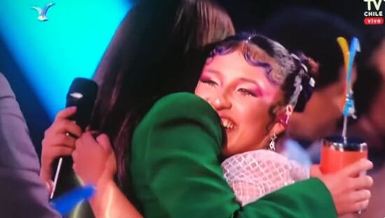 Milena Warthon feliz tras triunfar en competencia folclórica del Festival Viña del Mar. (Foto: TV Chile).