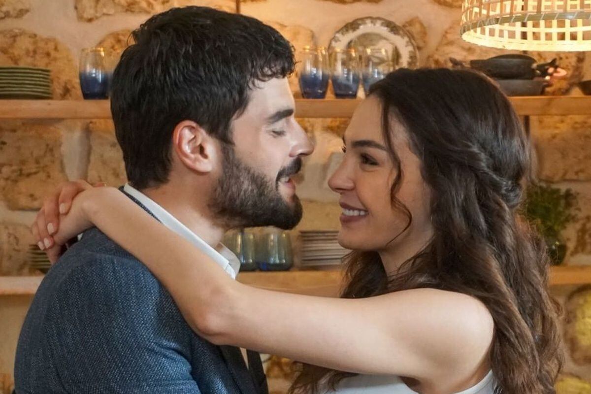 “Hercai” es protagonizada por Akın Akınözü y Ebru Şahi (Foto: Mia Yapım)