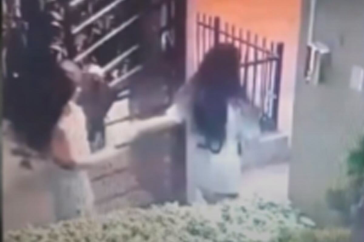 Adolescentes saliendo de sus domicilio.