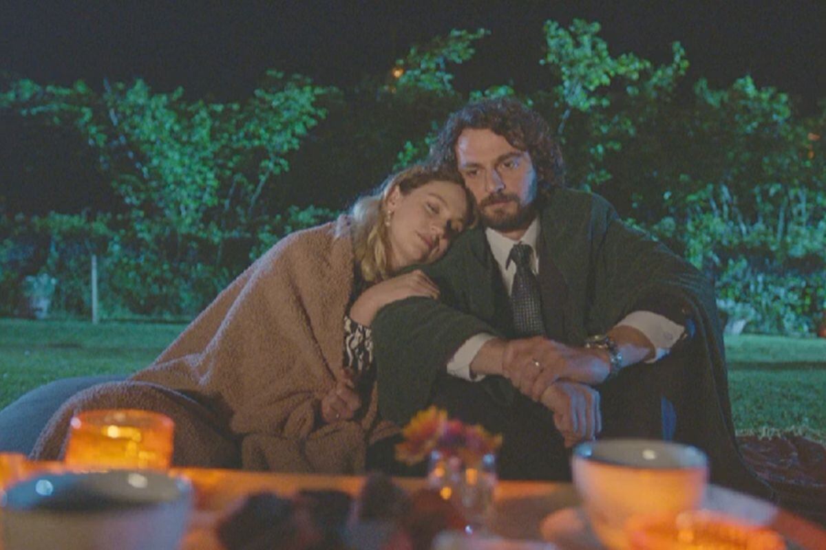 Farah Zeynep Abdullah y Birkan Sokullu en la telenovela "Inocentes". (Foto: OG Medya)