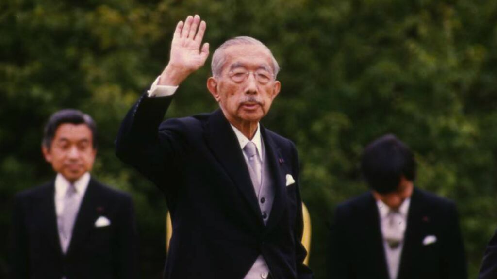 Fallece Hirohito y el príncipe Akihito le sucede como emperador de Japón.