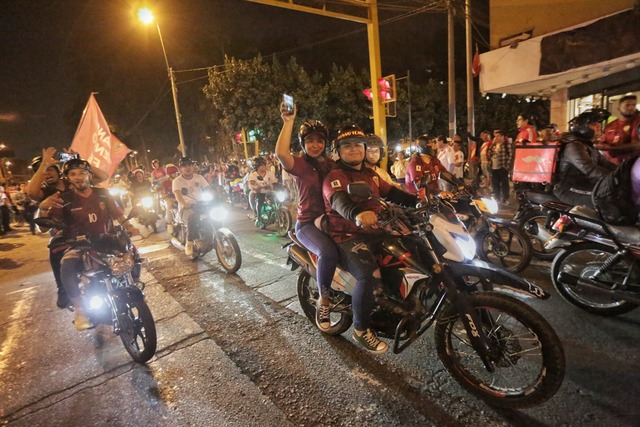 Caravana de motociclistas venezolanos recorren los alrededores del Estadio Nacional para alentar a la Vinotinto. Foto: Anthony Niño de Guzmán/ @photo.gec