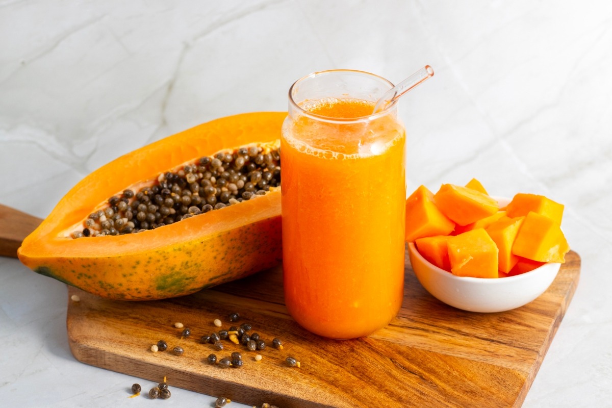Conoce todos los beneficios nutricionales que tiene la papaya para nuestra salud. Foto: Istock.