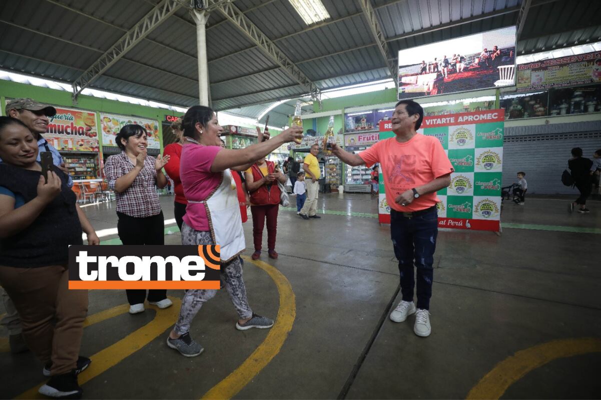 Su público lo reconoce y él, responde el cariño, hasta compartiendo una cervecita. Foto: Britanie Arroyo