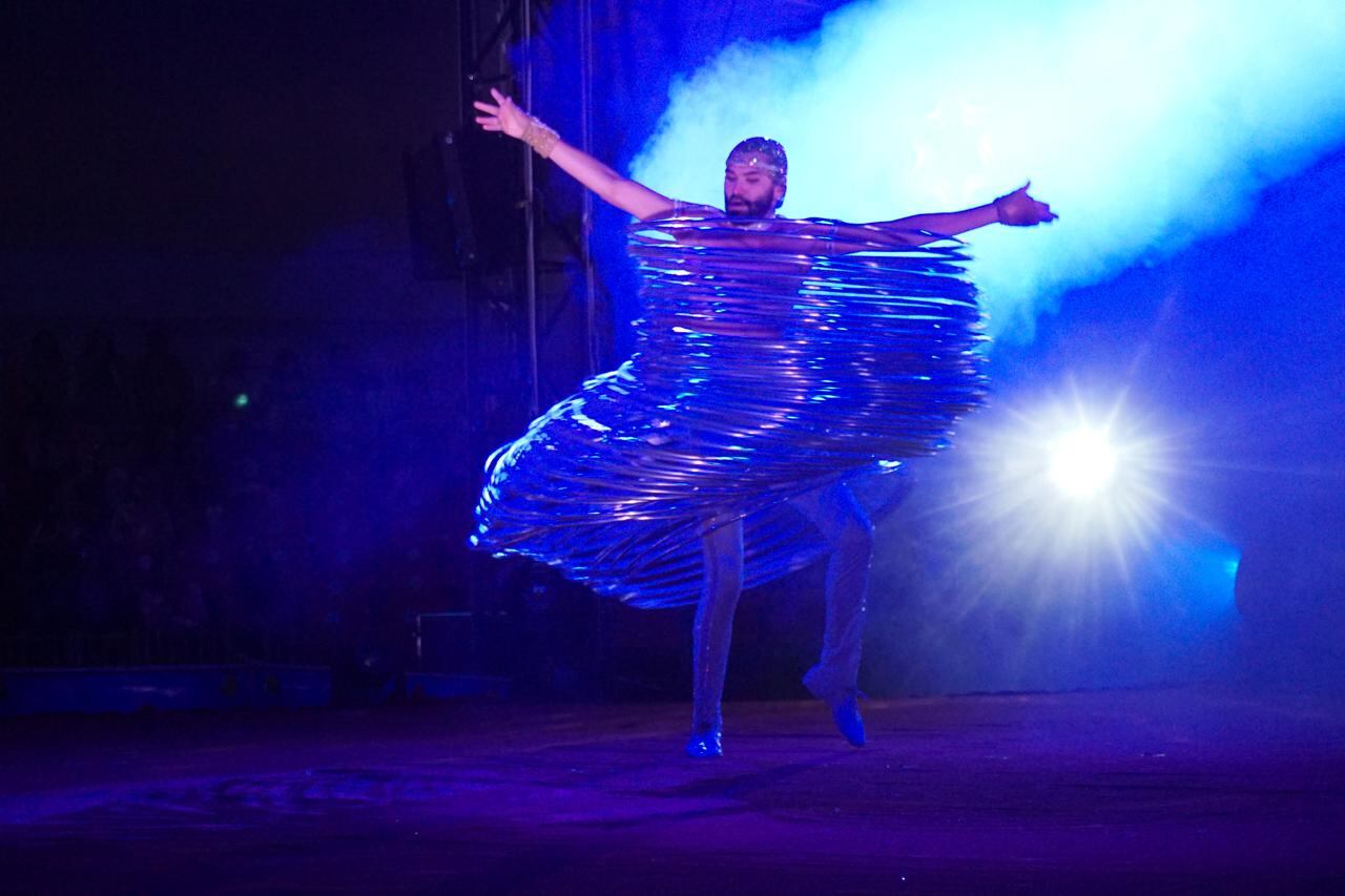 Impactante espectáculo de hula hulas