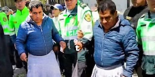 Obligan a alcalde a vestir pollera y marchar por calles luego de no cumplir sus promesas