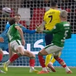 Anotó gol con la espalda y ya suma 957