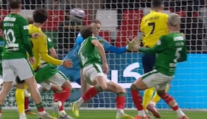 Cristiano Ronaldo anota tanto de espaldas y ya suma 957 goles | VIDEO