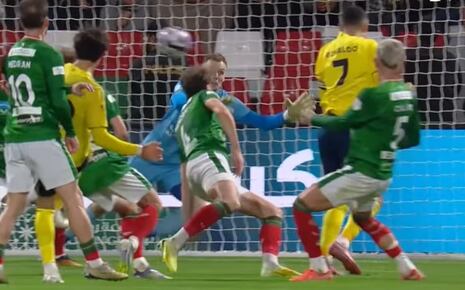 Cristiano Ronaldo anota tanto de espaldas y ya suma 957 goles | VIDEO