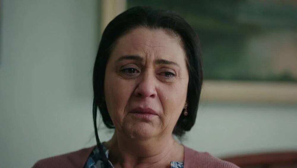 Gül recibe la falsa carta de Zafer en "Secretos de familia" (Foto: Ay Yapım)