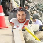 ¡Lo encontraron baleado entre las rocas! Conductor aparece muerto en playa de Barranco y cámaras podrían revelar qué pasó