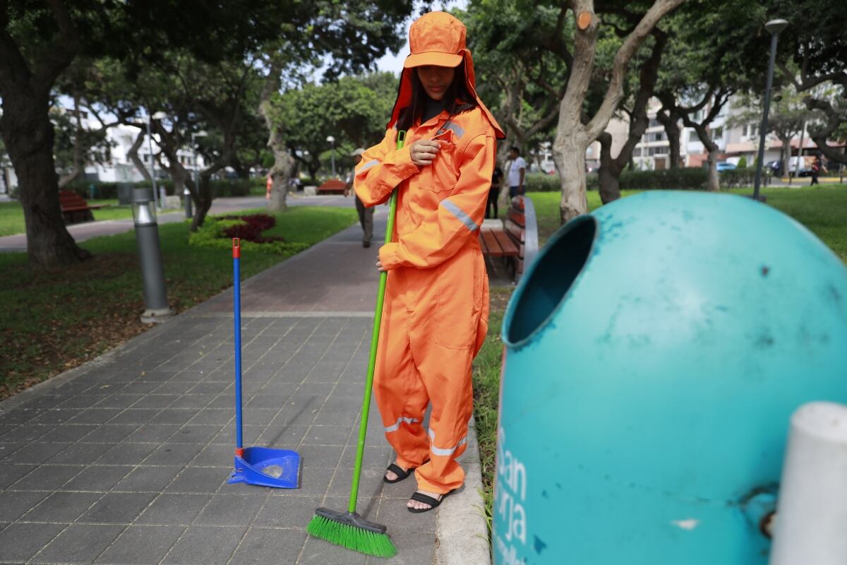 Barrendera siguiendo al objetivo. Foto: Julio Reaño.